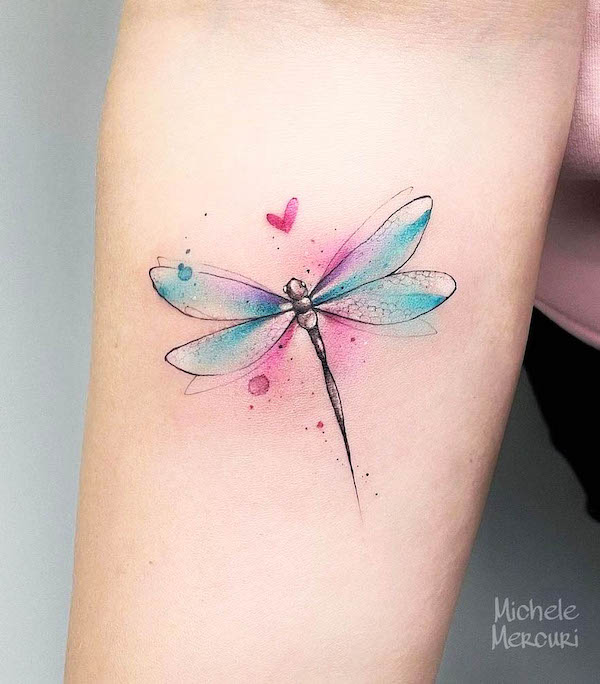 Tatuaggio carino con libellula acquerellata di @mercuri_michele