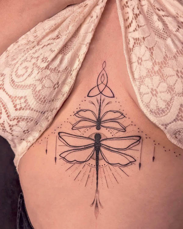 Libellula tatuaggio ornamentale tra le tette da @bibi.lea_.tattoo