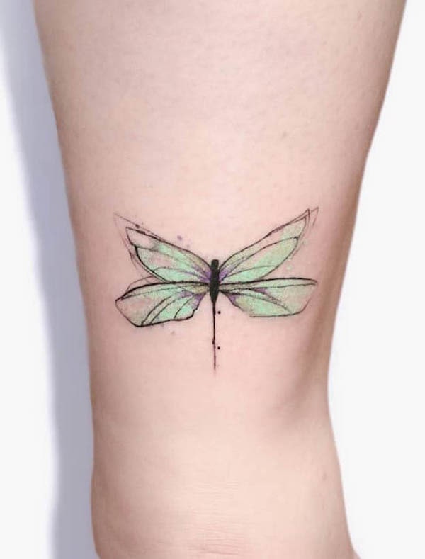 Tatuaggio con libellula verde di @elias.ap