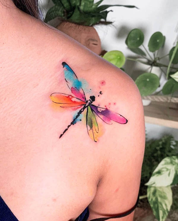 Tatuaggio a spalla con libellula acquerellata di @pablo_ortiz_tattoo