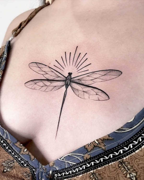 Tatuaggio del petto con libellula luminosa di @tatuarisa