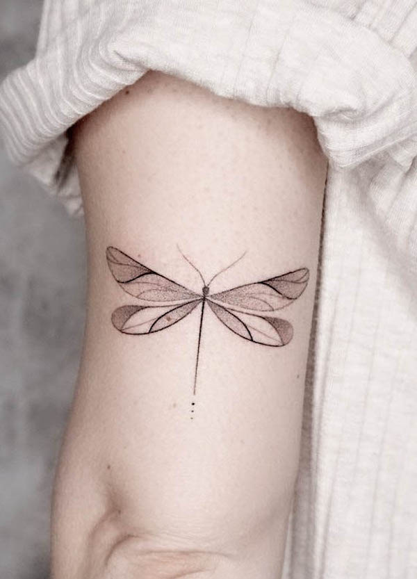 Tatuaggio semplice di libellula di @bymosler