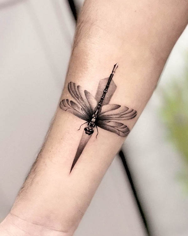 Tatuaggio elegante di libellula per gli uomini da @painciler