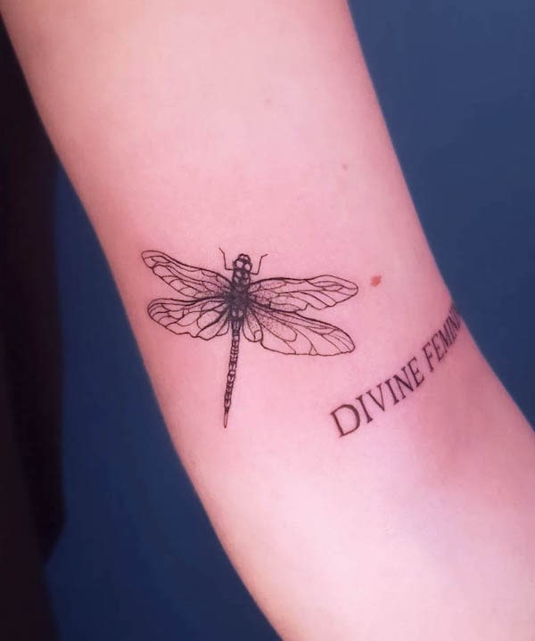 Tatuaggio semplice di libellula di @gytamara_tattoo