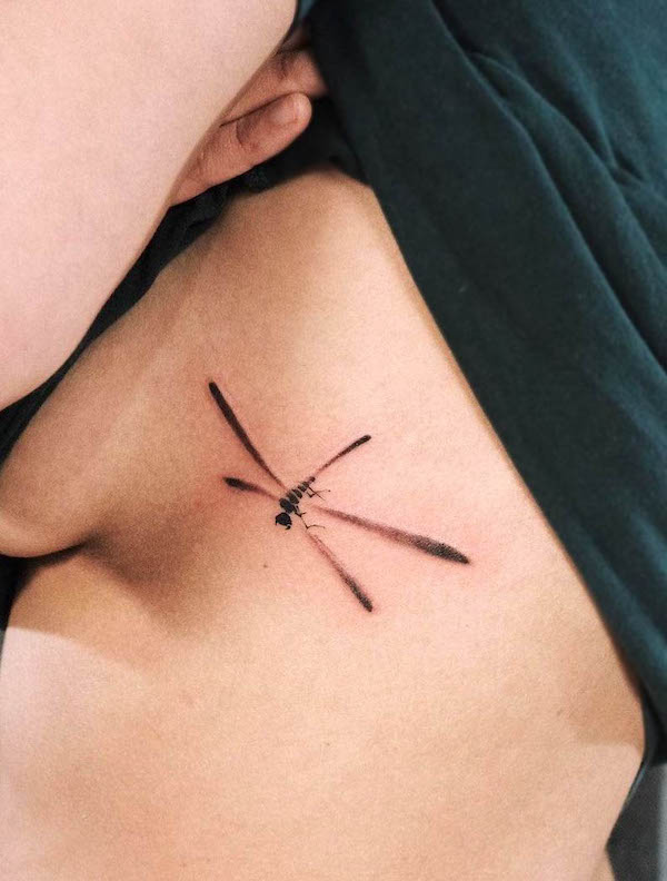 Tatuaggio semplice di libellula da @hantao_l