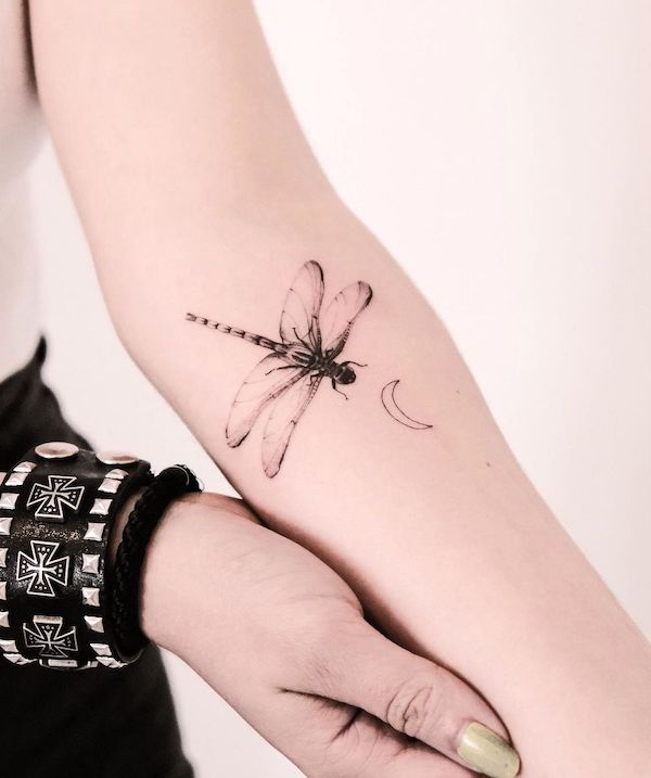 Tatuaggio libellula trasparente di @lucy.moana