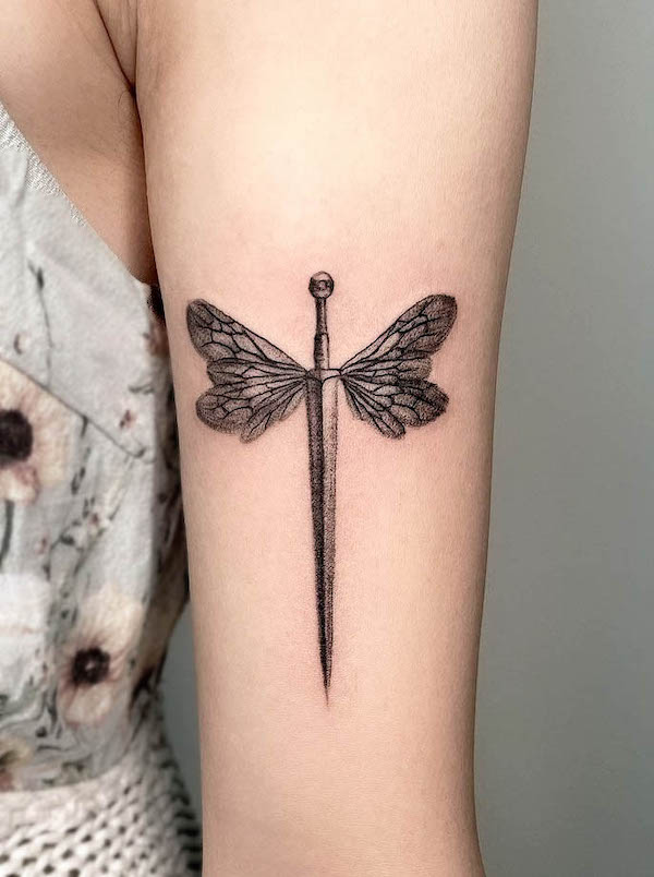 Tatuaggio con spada e libellula di @effyliutattoo