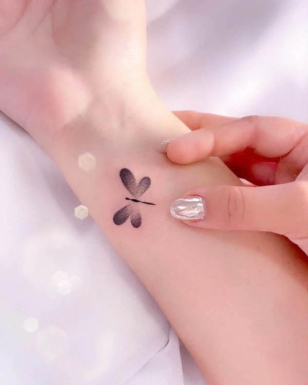 Semplice libellula tatuaggio da polso di @tattoosdelicados