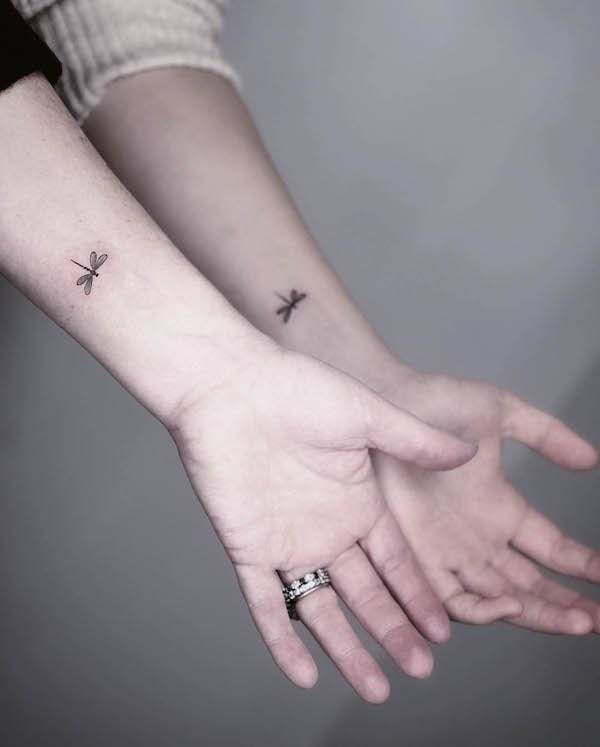 Tatuaggi da polso con libellule abbinate di @west4tattoo