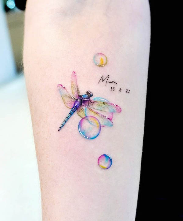 Tatuaggio colorato di libellula con bolle di @kico.tattoo