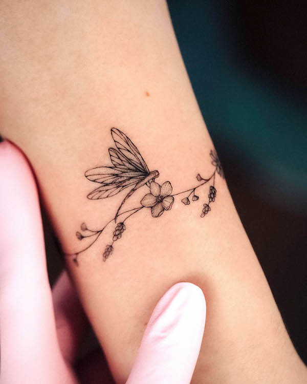 Girly libellula braccialetto tatuaggio da @bunami.ink