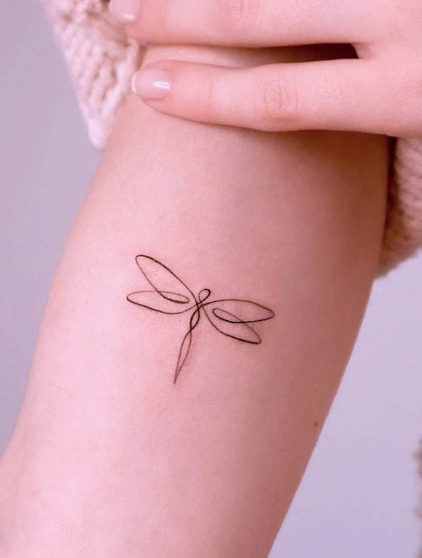 Tatuaggio astratto super semplice con libellula di @janapadar