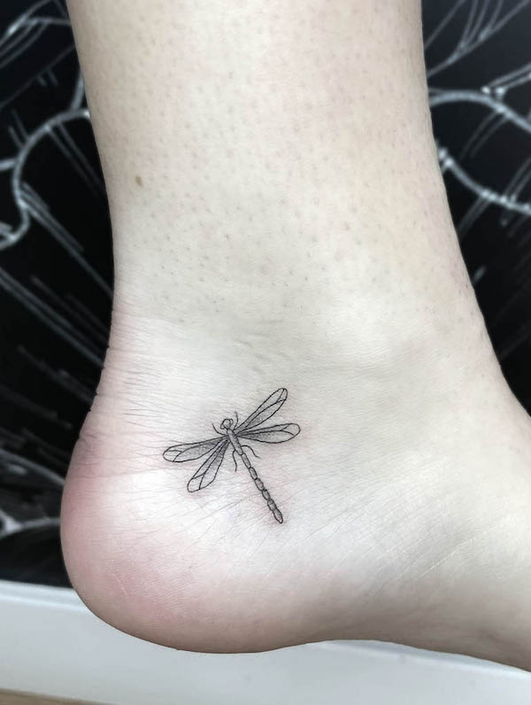Tatuaggio della caviglia con libellula minuscola di @amazinkgraceartistry