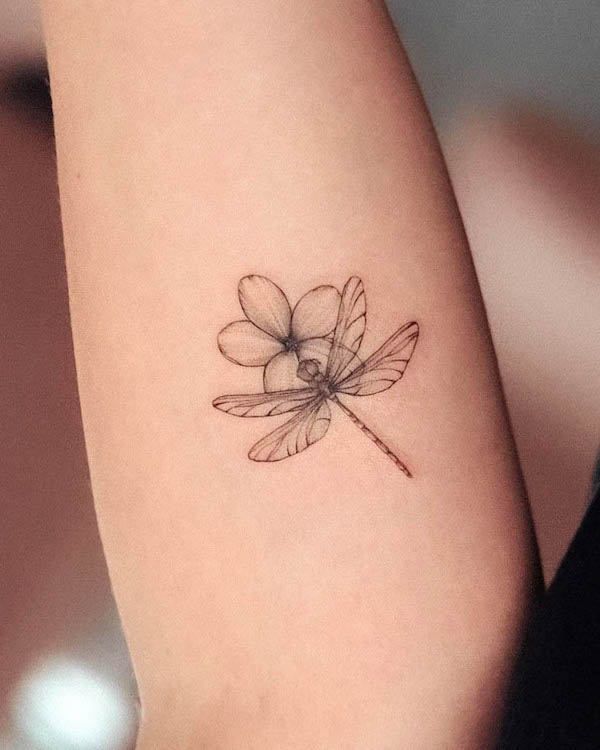 Piccolo fiore di libellula tatuaggio da @bunami.ink