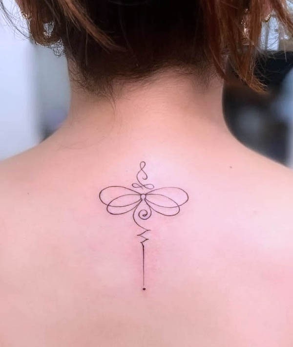 Tatuaggio simbolico della schiena a forma di libellula di @pirate_jax