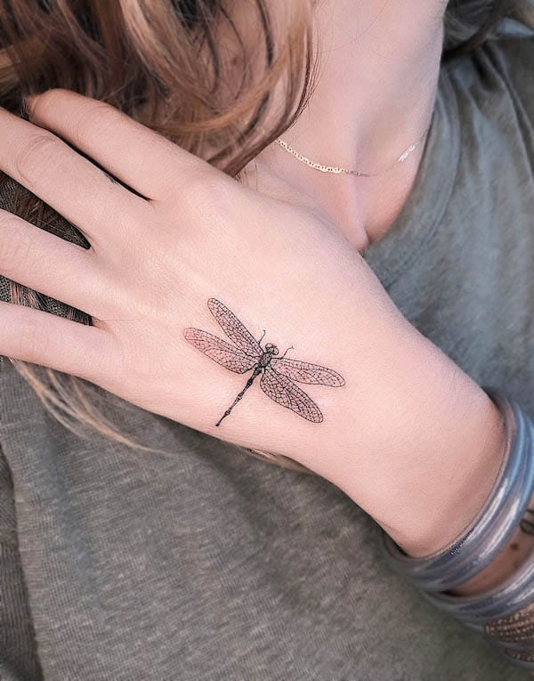 Sofisticato tatuaggio a mano di libellula di @mar__negro