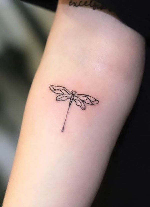 Piccolo tatuaggio geometrico di libellula di @happysmilestattoo