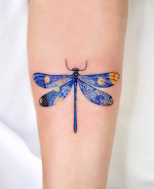 Tatuaggio libellula Starry Night di @caotida
