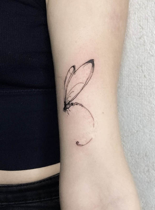 Tatuaggio libellula astratta di @koon.tattoo