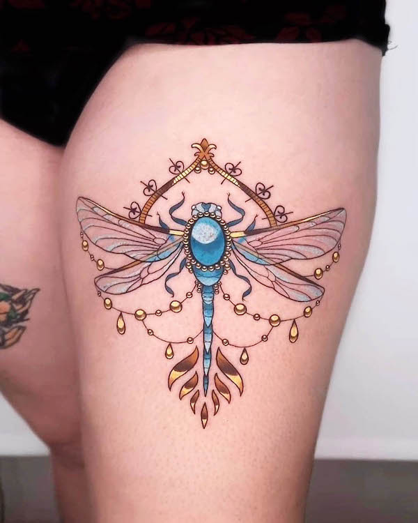 Tatuaggio antico di libellula sulla coscia di @charlie_claudel