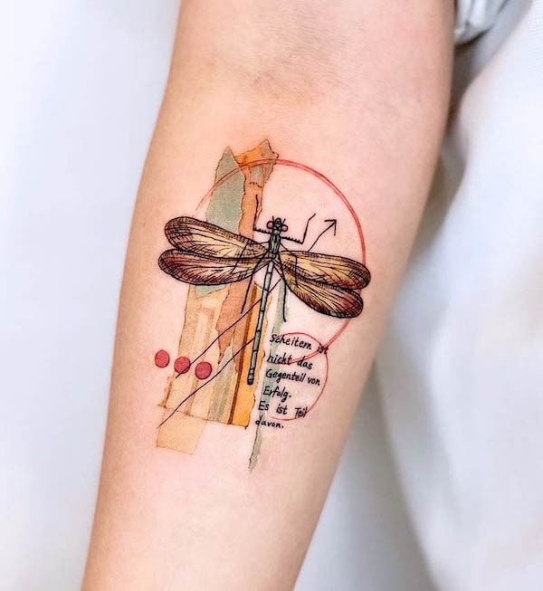 Tatuaggio artistico di libellula di @_ke_z