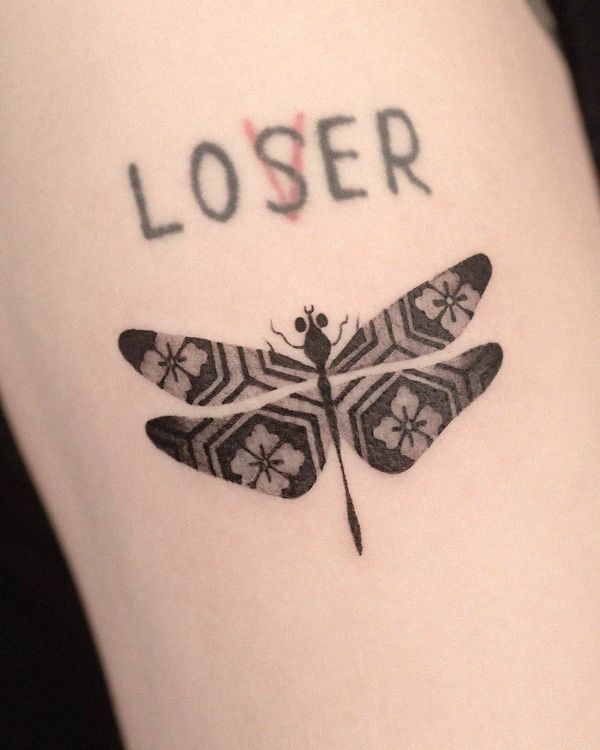 Tatuaggio senza cuciture con motivo a libellula di @e.o.orient