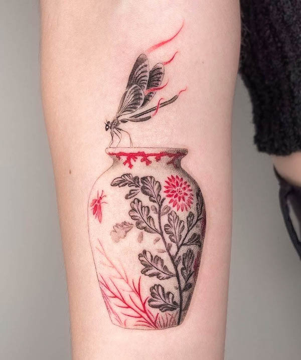 Vaso e libellula tatuati da @lemontreeink