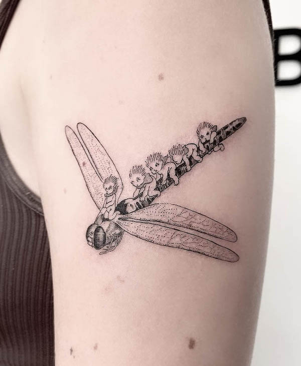Simpatico tatuaggio a forma di libellula di @jarhn_tattoos