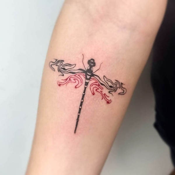 Tatuaggio Smoke dragonfly di @yasminmangogh