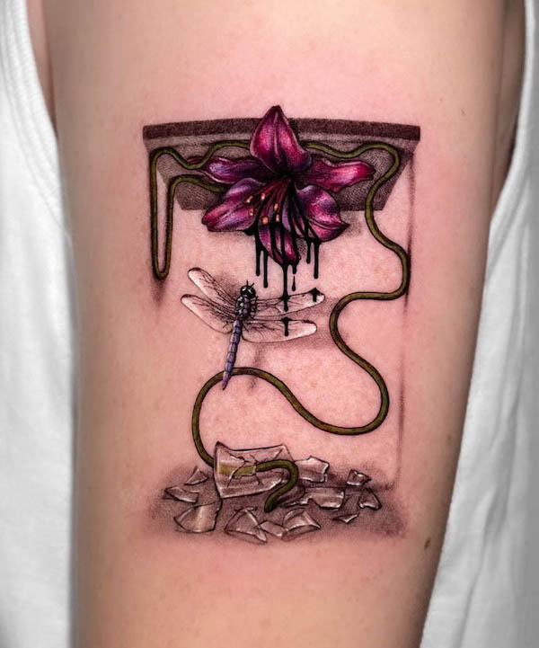Il tatuaggio della libellula Collapse di @poesis_tattoo
