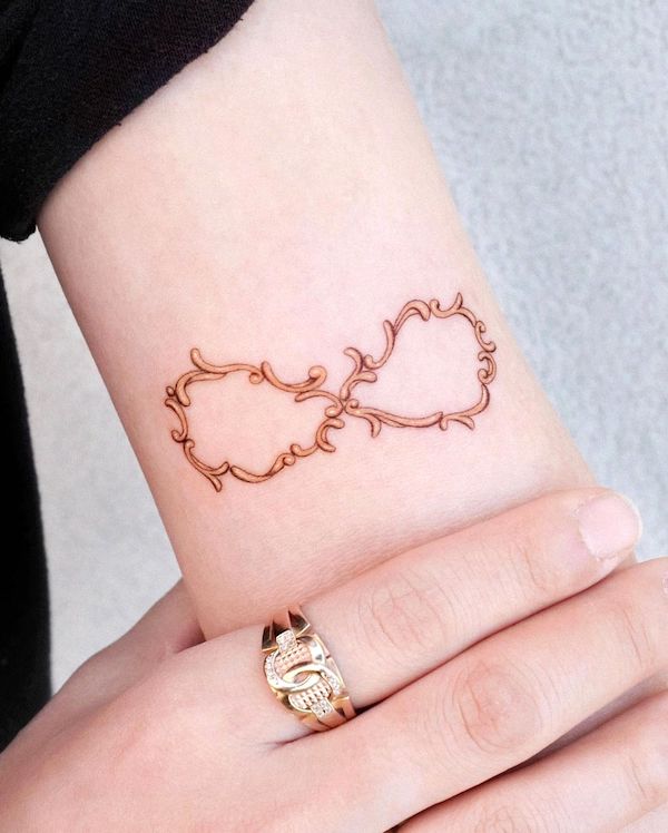 Tatuaggio antico ornamentale a forma di infinito di @tattooist_solar