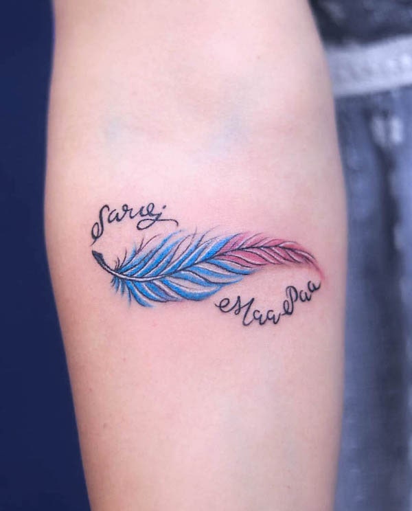 Tatuaggio con nome e piuma dell'infinito di @blue_heaven_tattooz