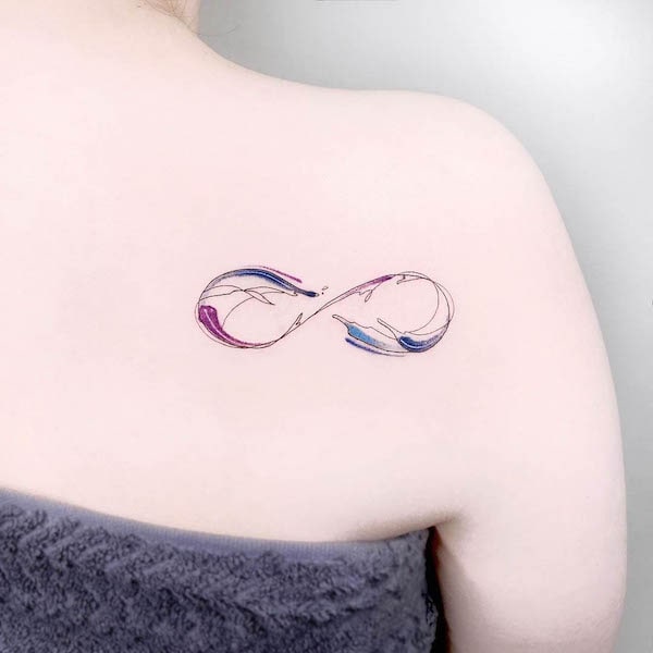 Tatuaggio scapola a onda infinita di @imfine_tat