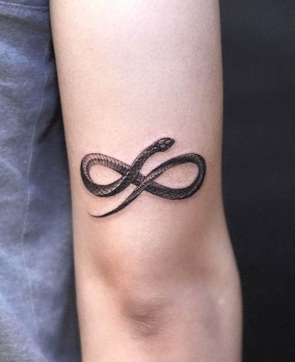 Il tatuaggio del serpente infinito di @tattoo_grain