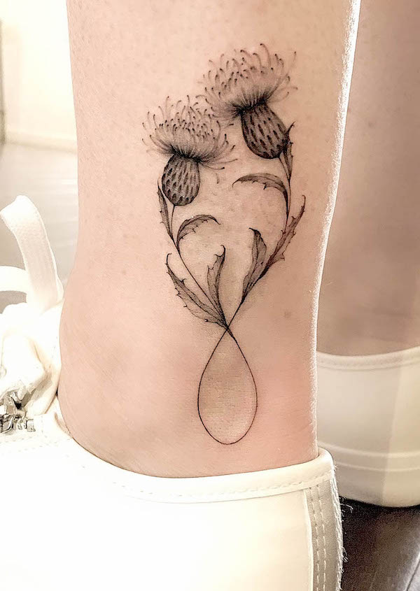 Unico tatuaggio infinito sulla caviglia di @katyhayward_art