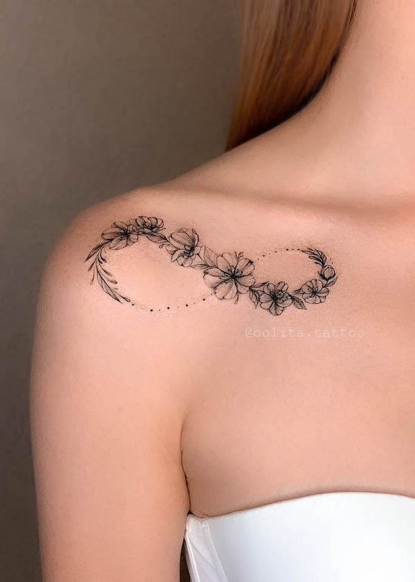 Tatuaggio infinito floreale sulla clavicola da @oolita.tattoo