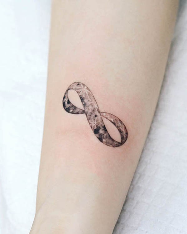 Tatuaggio dell'infinito lunare di @tattooist_dal