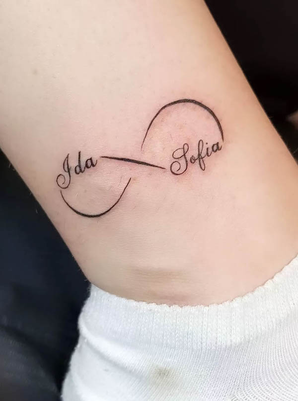 tatuaggio infinito sulla caviglia con nomi di @maiapoppytattoo