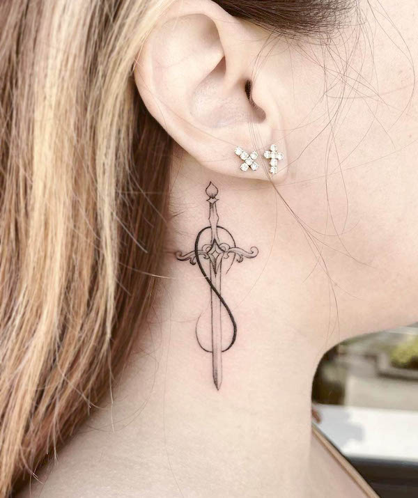 Tatuaggio con spada e infinito di @heej.ink