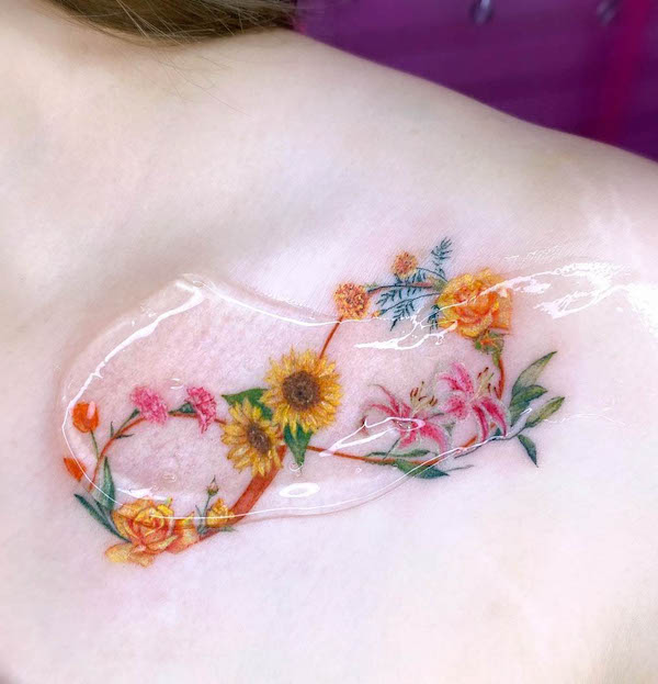 Tatuaggio floreale infinito sulla clavicola di @blckpich_studio