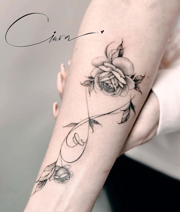 Stupendo tatuaggio della rosa infinita di @inkbyciara