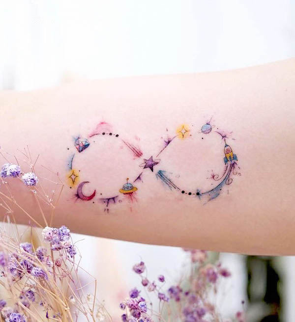 Tatuaggio dell'infinito cosmico di @hktattoo_cara