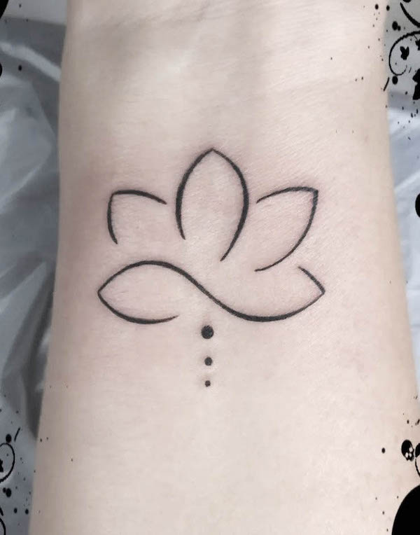Tatuaggio del polso con loto infinito di @lizzartzbiancakiezenberg