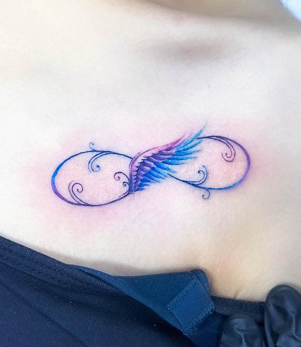 Tatuaggio con piuma infinita sul petto da @josie.tattoos
