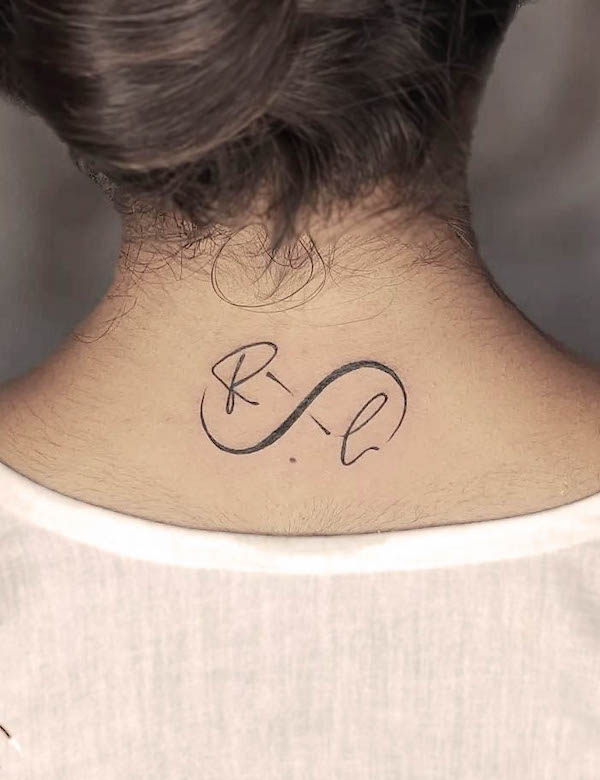 Tatuaggio del collo con iniziale in grassetto a forma di infinito di @rascalinktattoos