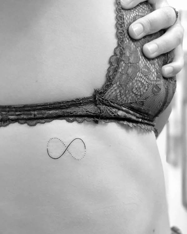 Tatuaggio unico infinito di @stephen_doyle_tattoo