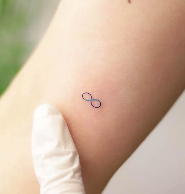 Piccolo tatuaggio infinito colorato di @wittybutton_tattoo