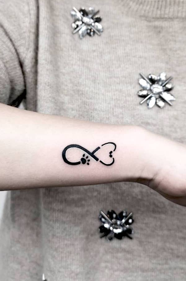 Tatuaggio con dito infinito di @playground_tat2