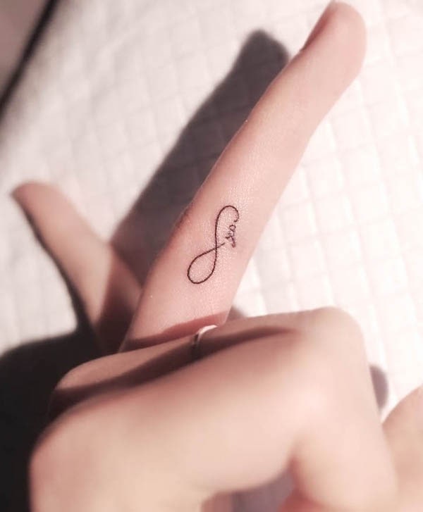 Tatuaggio con dito infinito di @wittybutton_tattoo