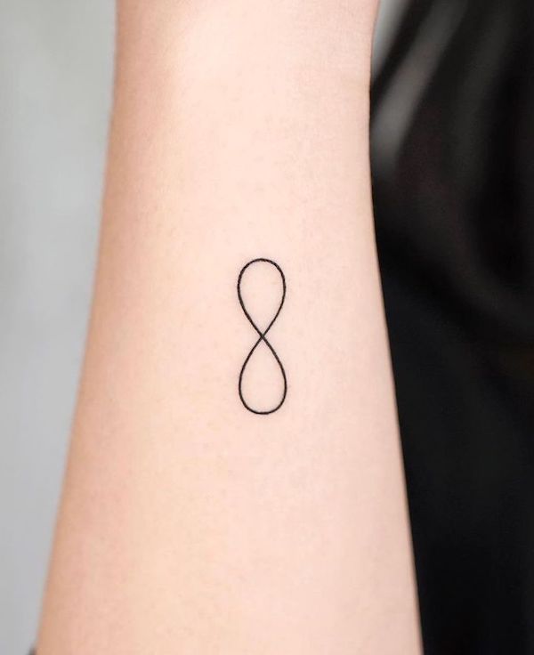 Piccolo tatuaggio infinito sul polso da @simya_tattoo